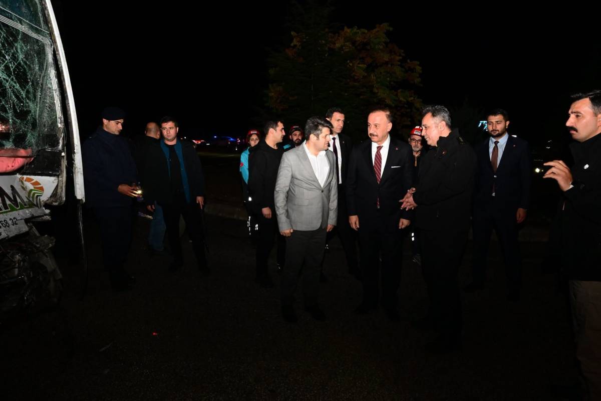 Tarım işçilerini taşıyan midibüs ile tır çarpıştı: Çok sayıda yaralı!