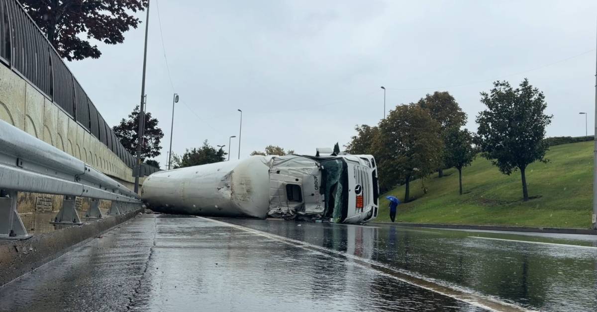 LNG yüklü tanker yan yattı: Yol trafiğe kapatıldı!