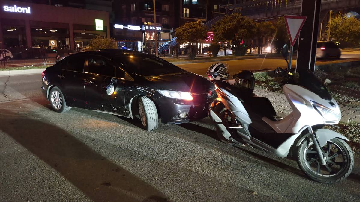Otomobil ile motosiklet çarpıştı: Yaralı var!