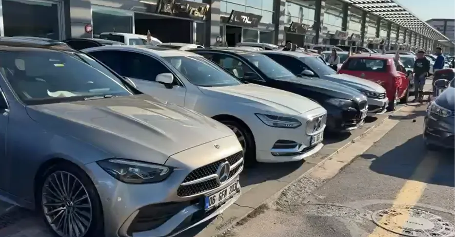 Galerici Hulusi Cankurtaran değerlendirdi :“Otomobil piyasasında ciddi düşüş”
