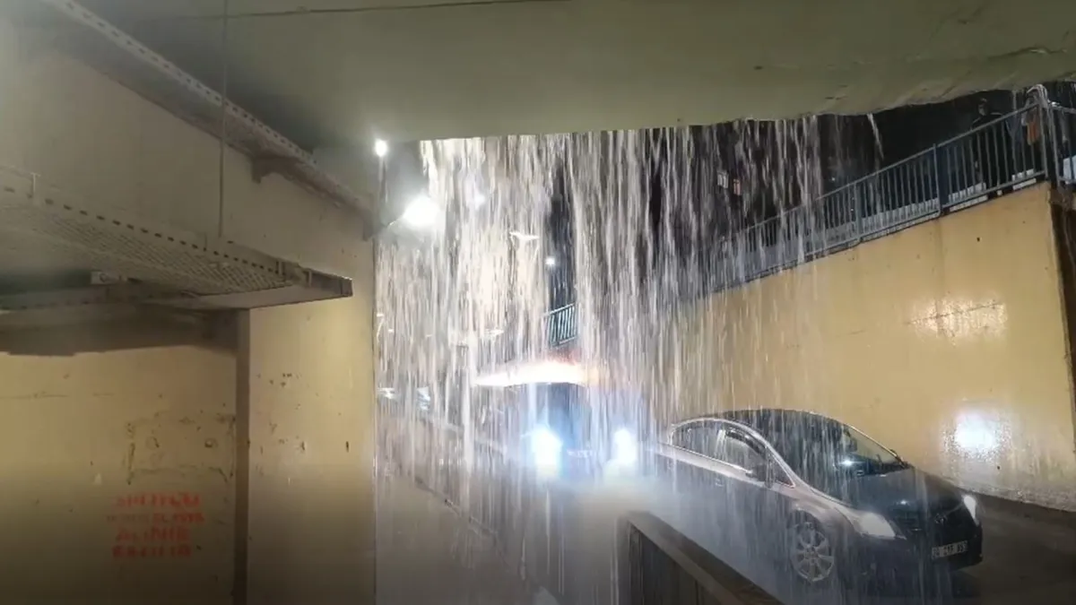 Sağanak yağış sonrası minibüs alt geçitte mahsur kaldı!