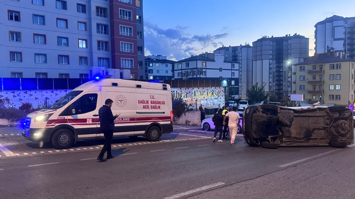 Kaza yapan minibüs park halindeki otomobile çarptı!