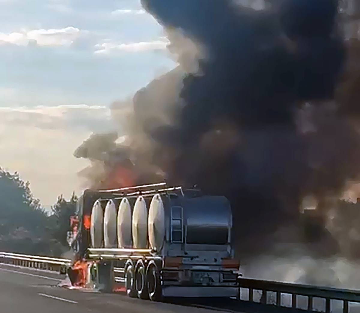 Otoyolda alev alan TIR, kullanılamaz hale geldi