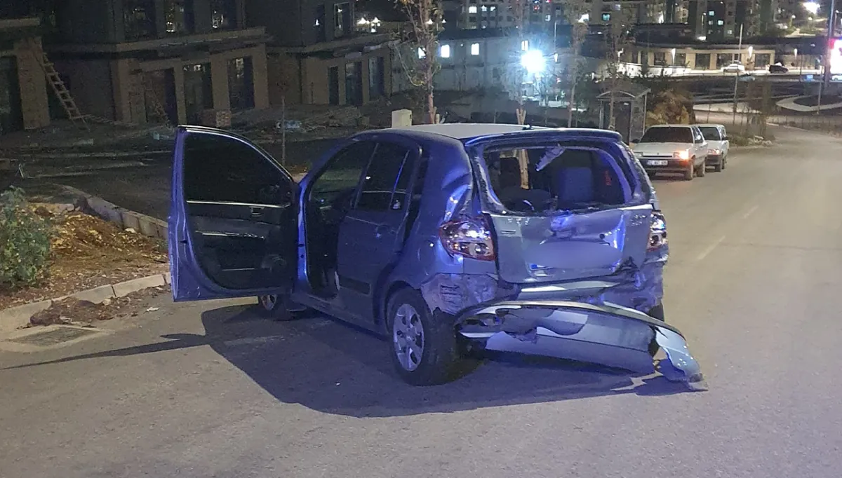İki otomobil ile motosiklet çarpıştı: Yaralılar var!