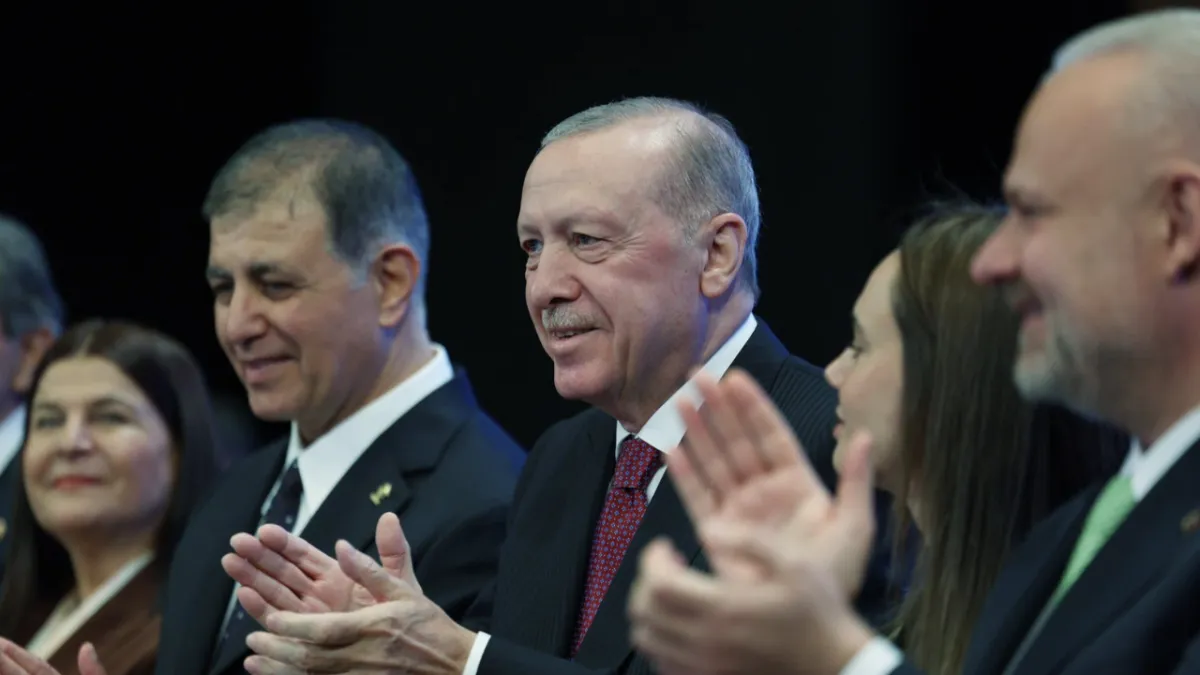 Cemil Tugay AK Parti’ye geçti: Cumhurbaşkanı Erdoğan rozetini taktı