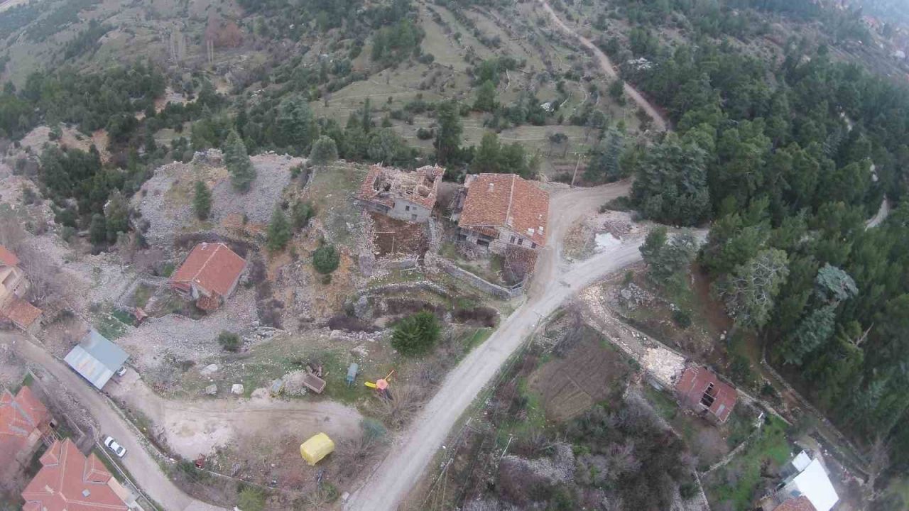 Yüksek restorasyon maliyeti ve mirasçılar arasındaki anlaşmazlık düğmeli evleri yok ediyor