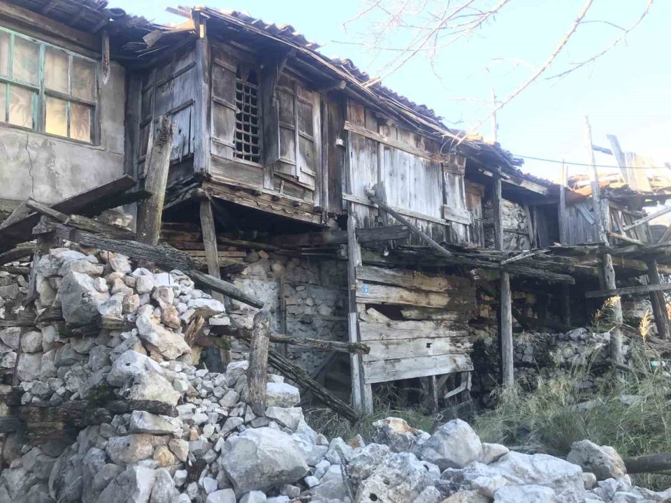 Yüksek restorasyon maliyeti ve mirasçılar arasındaki anlaşmazlık düğmeli evleri yok ediyor